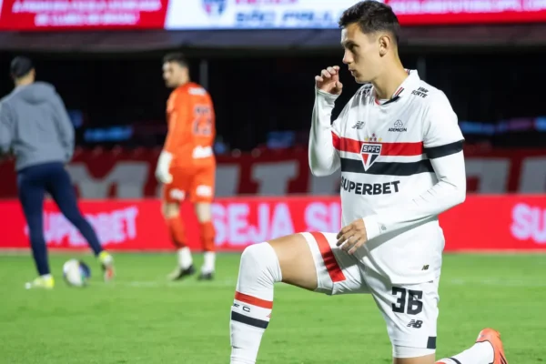 Patryck Lanza rumo à saída? Lateral vive impasse no São Paulo até 2027
