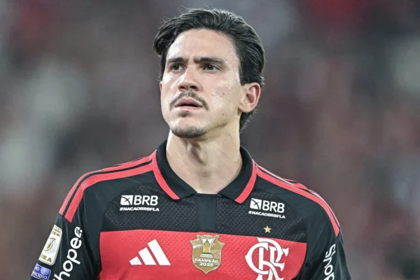 Ancelotti muda 8 posições e escala Pedro como titular contra a Índia