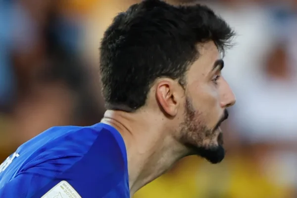 Rafael brilha, evita goleada e cala críticos do ‘nota 6’