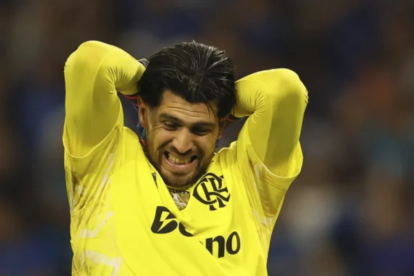 Flamengo mira John para o gol e Rossi fica na mira do River Plate