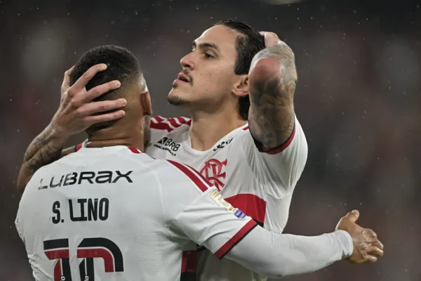 Pedro brilha, Flamengo atropela Vasco e dispara na liderança do Brasileirão