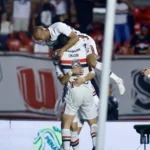 Calleri brilha, São Paulo vence Vitória e respira no Brasileirão