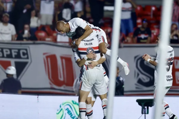 Calleri brilha, São Paulo vence Vitória e respira no Brasileirão