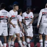 São Paulo vacila, leva virada do Santos e liga alerta no Brasileirão