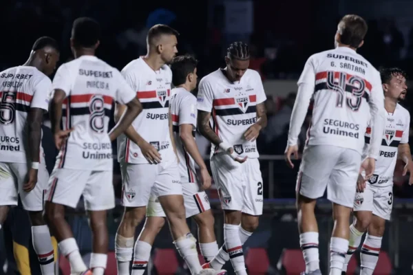 São Paulo vacila, leva virada do Santos e liga alerta no Brasileirão