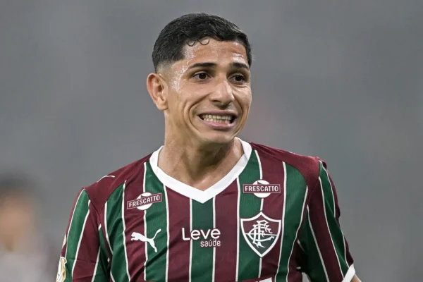 Savarino brilha com hat-trick e corre por espaço no Fla-Flu