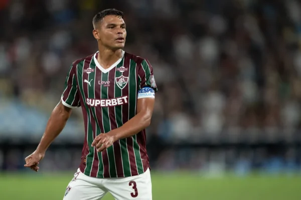 Thiago Silva encara grama sintética e reforça Fluminense contra Palmeiras