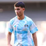 Ex-Inter, zagueiro de 17 anos chama atenção e treina com Renato no Grêmio