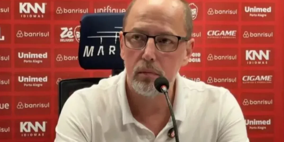 Renê deveria ter sido expulso? Barcellos detona arbitragem após derrota