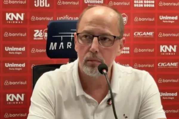 Renê deveria ter sido expulso? Barcellos detona arbitragem após derrota