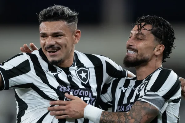 Tiquinho Soares Decide e Botafogo Vence a Chapecoense no Nilton Santos