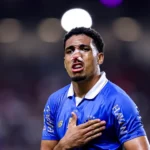 Wallace se sacrifica pelo Grêmio no Gre-Nal 455 antes de cirurgia no nariz