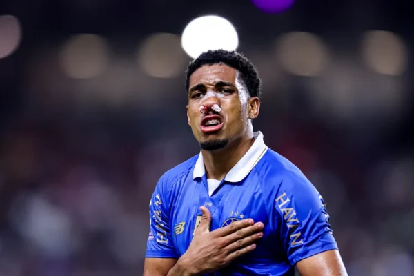 Wallace se sacrifica pelo Grêmio no Gre-Nal 455 antes de cirurgia no nariz