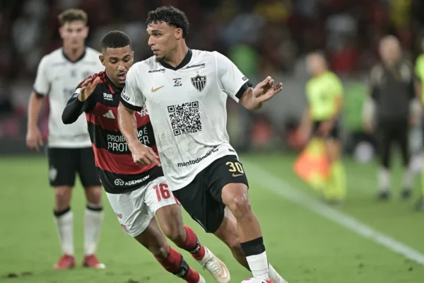 Flamengo vira sobre o Atlético-MG em jogo de cinco gols no Maracanã