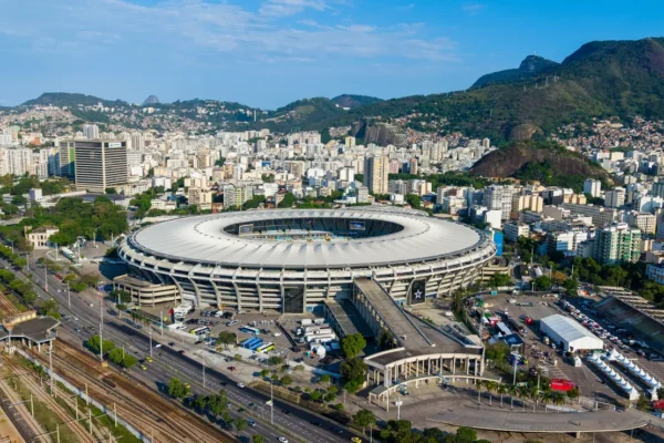 Adesivos políticos em estádios do Rio: regras divergem e torcedores reclamam