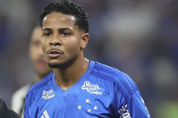 Artur Jorge perde a paciência com Wesley em vitória do Cruzeiro
