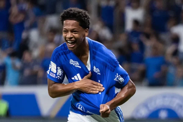 Cruzeiro bate São Paulo e Zé Lucas marca 1º gol como profissional