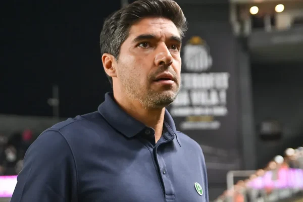 Abel detona gramado da Vila Belmiro após empate: “Lamentável”