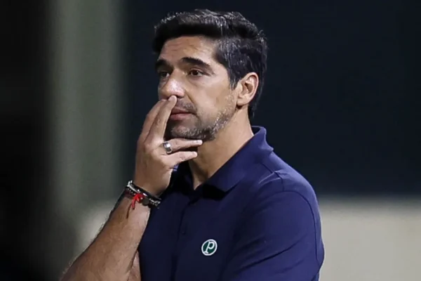 Abel insiste em 3 zagueiros e 3 volantes e revolta torcida contra o Santos