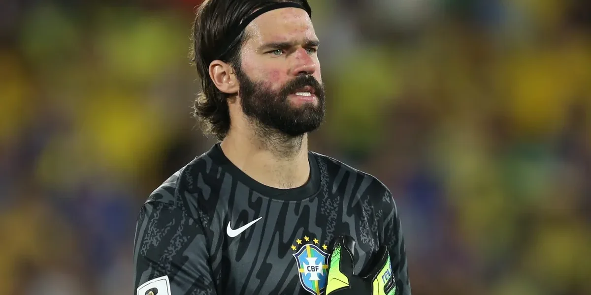 Alisson aos 34: goleiro sonha com volta à Seleção e aprova renovação