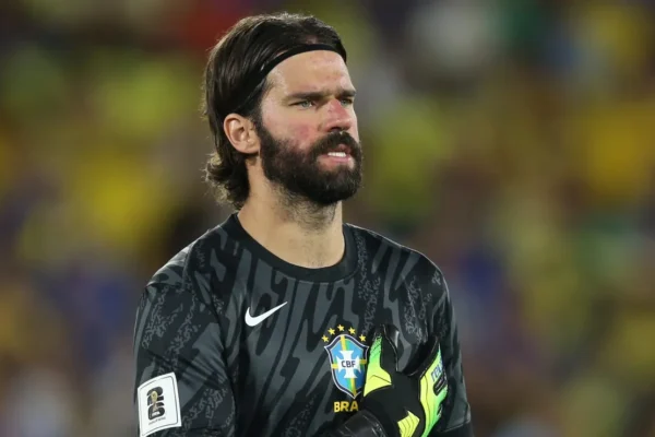 Alisson aos 34: goleiro sonha com volta à Seleção e aprova renovação