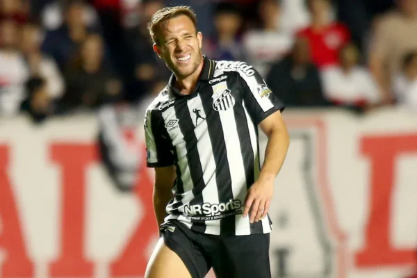 Lesão de Arthur interrompe boa fase no Santos e vira dor de cabeça para Cuca