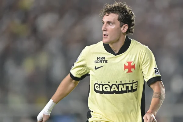 Colidio sente coxa e vira desfalque certo no Vasco; veja o que disse Pedro Emanuel