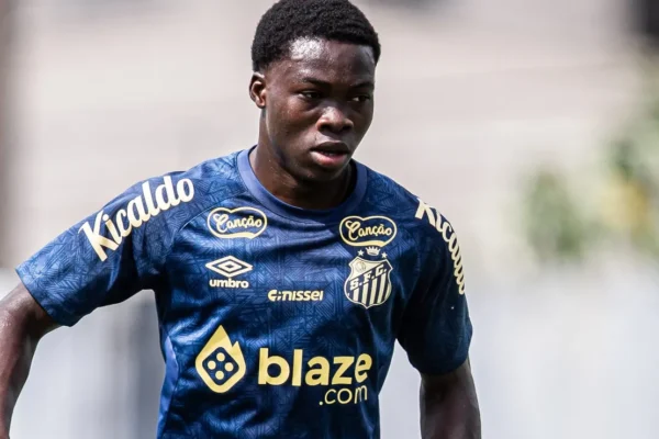 Coulibaly brilha na base do Santos e pede passagem no profissional