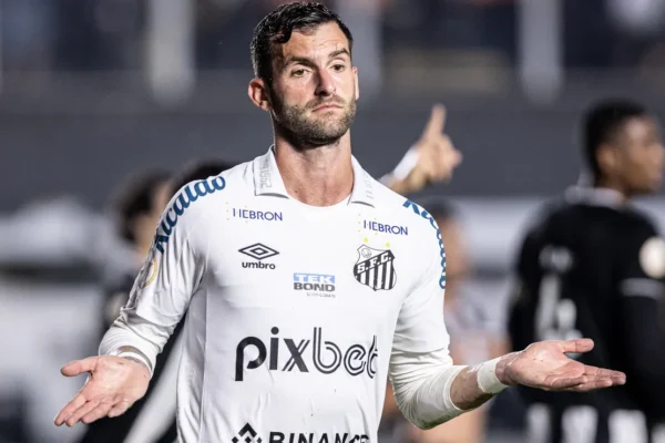 Léo Baptistão exalta ‘SeleSantos’ e revela meta ousada no Almería