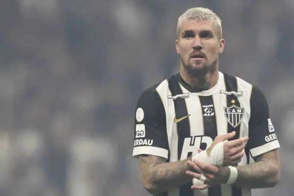 Galo com 7 pendurados contra o Flamengo: risco de desfalque contra o Cruzeiro