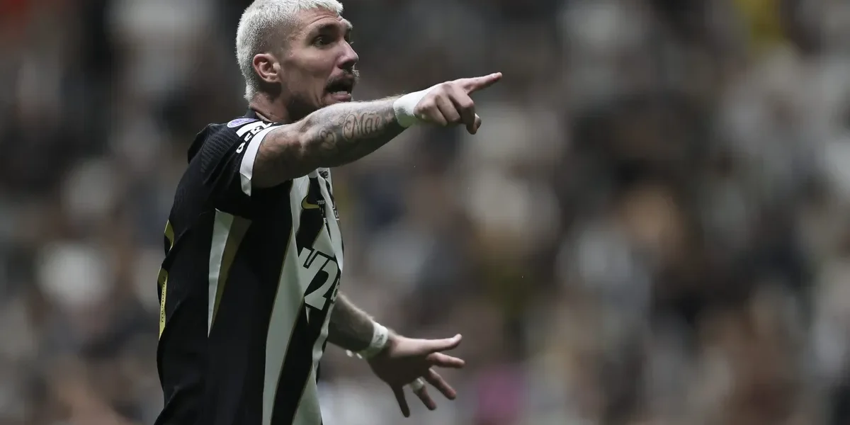 Domínguez defende Lyanco e manda recado após zagueiro perder espaço