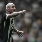 Domínguez defende Lyanco e manda recado após zagueiro perder espaço