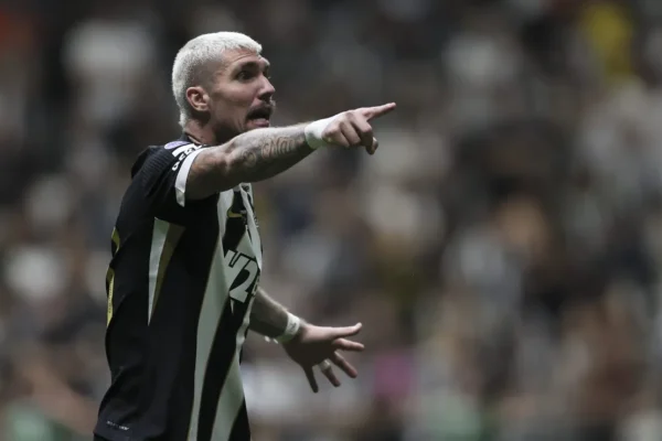 Domínguez defende Lyanco e manda recado após zagueiro perder espaço