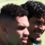 Paulinho volta a treinar, mas Gustavo Gómez preocupa no Palmeiras