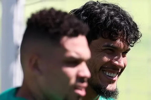 Paulinho volta a treinar, mas Gustavo Gómez preocupa no Palmeiras