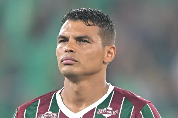 Thiago Silva detona gramado sintético do Palmeiras, mas isenta rival