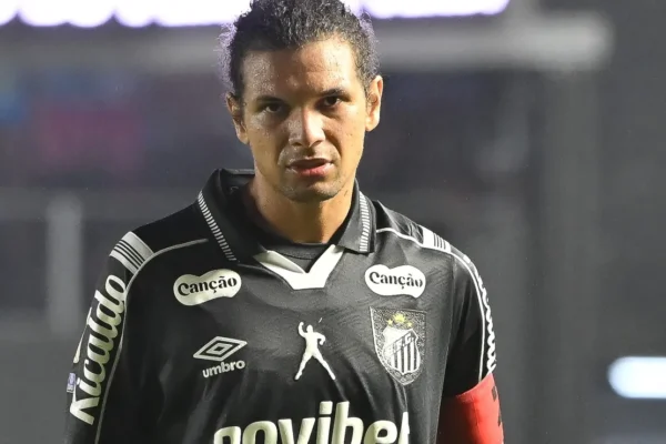 Lesão de Arão complica o Santos na reta final do Brasileirão